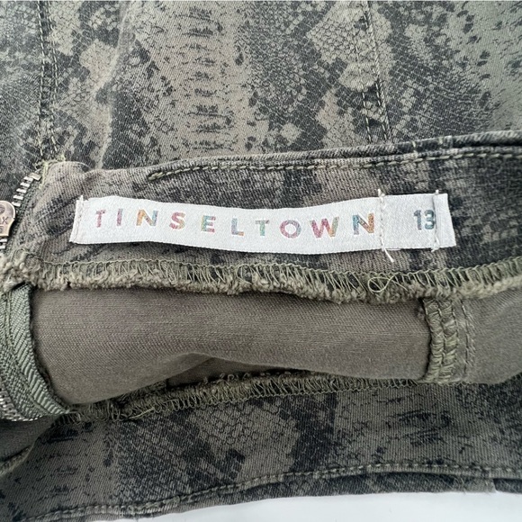 Tinseltown Green Snake Print Mini Skirt Size 13 Women’s - Picture 2 of 5